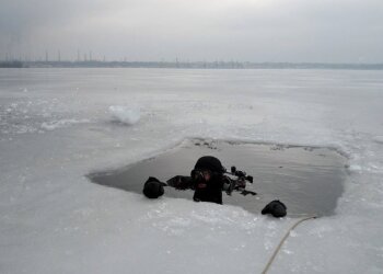 водолаз в ледяной воде, фото из свободных источников