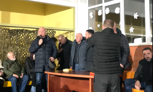 Окна и газ: глава Деснянской РГА Андрей Паладий обсудил с жителями восстановление домов после обстрелов