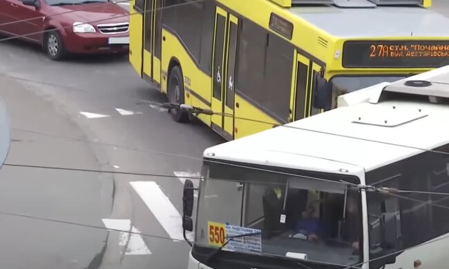 Автобусы в Киеве, кадр из видео, изображение иллюстративное: YouTube