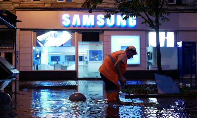 Плавающие авто и поваленные деревья: появились кадры масштабов киевского апокалипсиса