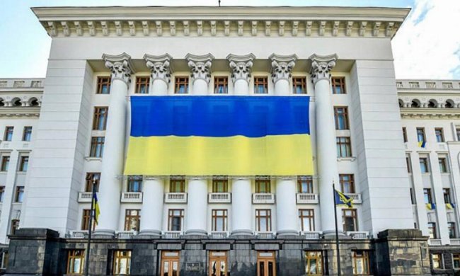 Над Адміністрацією президента розвивається величезний український прапор (фото)