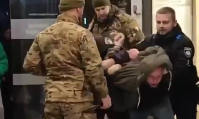 Облави на ухилянтів: чи мають право ТЦК затягувати у авто силою