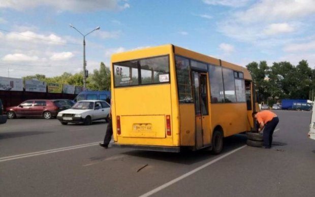 Смерть ездит за маршрутками: в Киеве общественный автохлам рассыпался на ходу