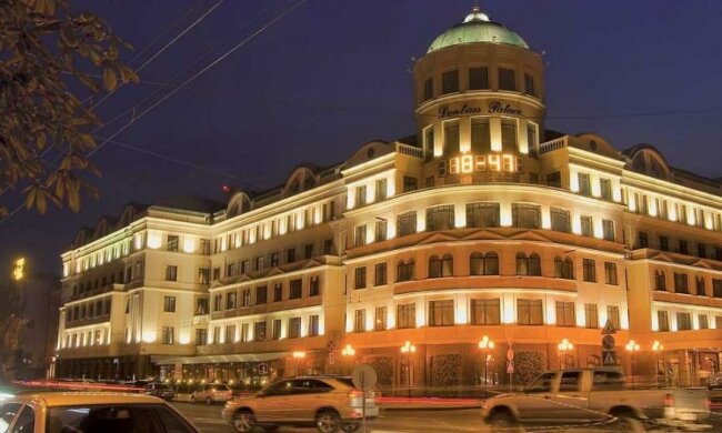 Терористи захопили два готелі Ахметова у Донецьку