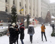 Офіс президента, новорічне містечко - фото Знай.ua