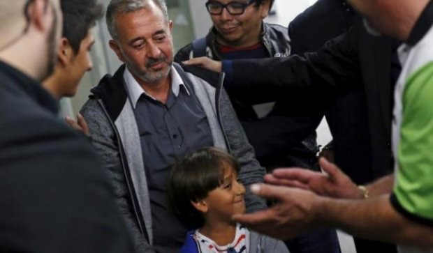 Сирийский беженец, пострадавший от венгерской журналистки, станет футбольным тренером