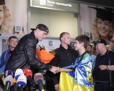 Украина тепло встретила Усика после победы над Гассиевым: видео