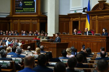 Головне за ніч: референдум Зеленського, "битва" Коломойського з НБУ та напад на депутата