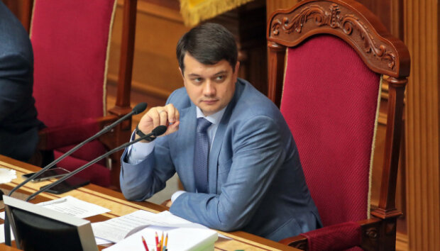 "Вітаю, цар!": Разумков потрапив до кумедного відео перед засіданням парламенту