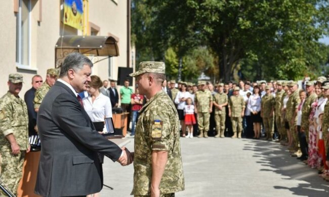 Порошенко приїхав до Дніпра з ключами від квартир