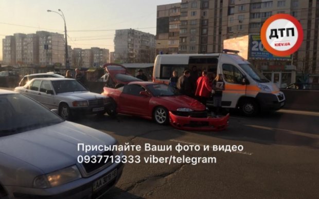 Сразу три авто столкнулись в Киеве: есть пострадавшие