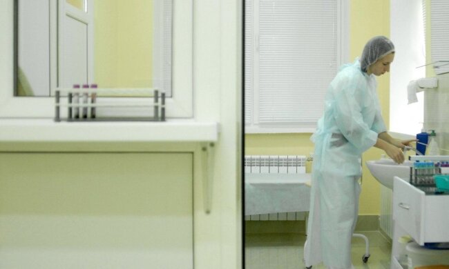 Масове отруєння шаурмою під Одесою: медики відкачують десятки постраждалих, надії обмаль
