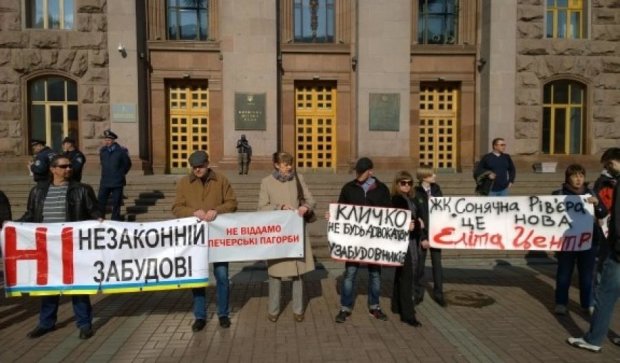 Мер Києва продовжує покривати незаконні забудови