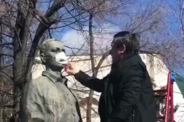 Г. Сковороду захистили від коронавірусу,скріншот з відео