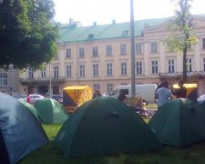 Націоналісти стали табором під стінами Львівської облради