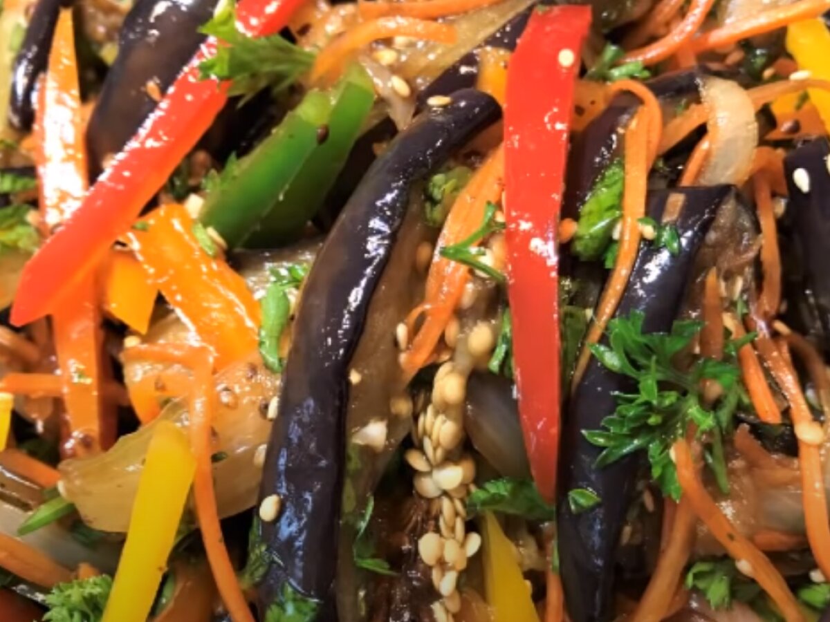 Салат с хрустящими баклажанами: рецепт яркого и вкусного блюда