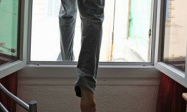 У Харкові молодий хлопець викинувся з вікна 14-го поверху