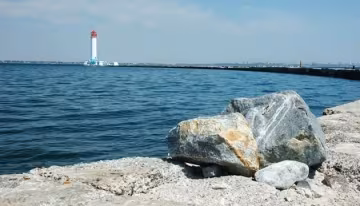 Чорне море біля узбережжя Одеси на початку літа