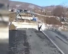 У Росії обвалився автомобільний міст (відео)