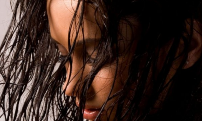 Мокре волосся, кадр з відео