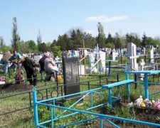 На поминальні дні у Києві на кладовища їздитимуть безкоштовні автобуси