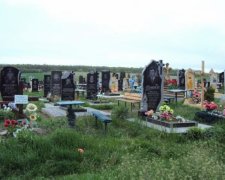Оставьте дома! Украинцам запретили приносить эти вещи на кладбище