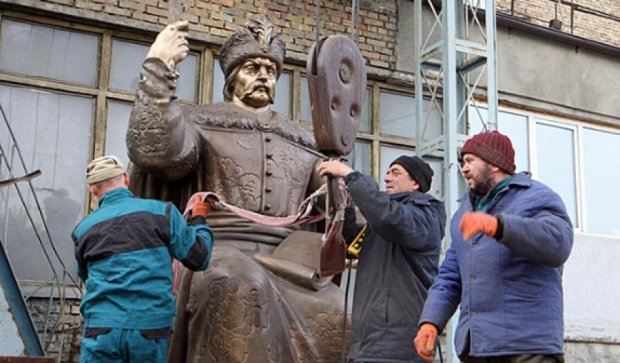 Первый в Украине памятник Мазепе поехал в Полтаву (фото, видео)