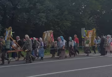 Московські попи привели на Тернопільщину хресну ходу - несуть ікони і волають пісні, наплювавши на карантин