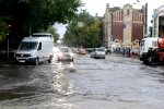 Одесити влаштували аквапарк на затоплених вулицях, в хід пішли ласти і матраци: кумедне відео масового божевілля