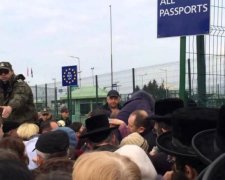 Желающие выехать в ЕС заблокировали село: пришлось привлекать полицию