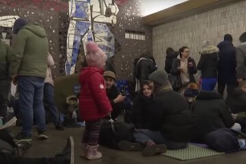 Люди в бомбоубежище. Фото: скрин youtube