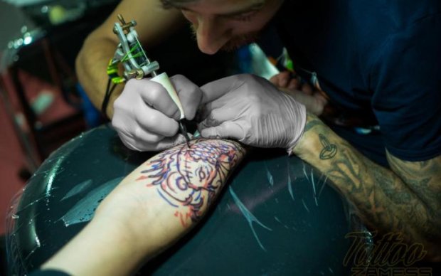 Відмовили органи: звичайне татуювання відправило киянина в кому
