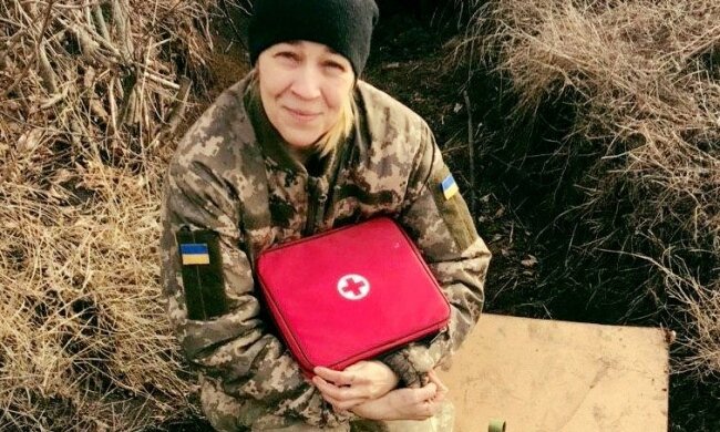 Молода українка проміняла сукню на форму, рятує хлопців на Донбасі бинтами і добрим словом - "Ангел з позивним Білка"