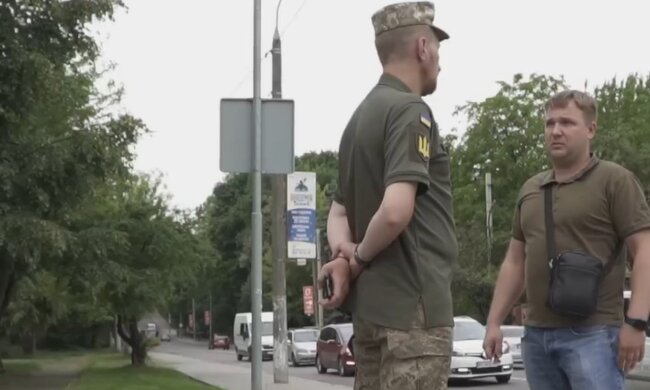 Працівник ТЦК та СП спілкується з чоловіком щодо бронювання та відстрочки