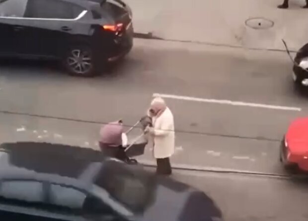 Скрин, видео бабушка с коляской