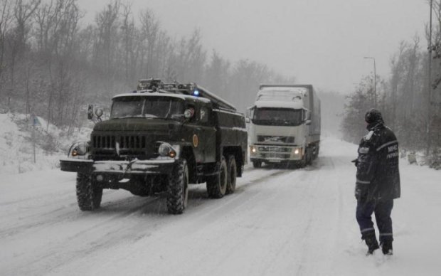 Снежный ад: власти просят киевлян оставаться дома