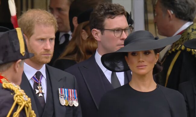 Меган Маркл і принц Гаррі, кадр з похорону Єлизавети II
