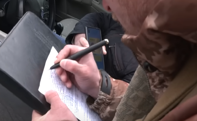 Вручение повестки, скриншот: YouTube