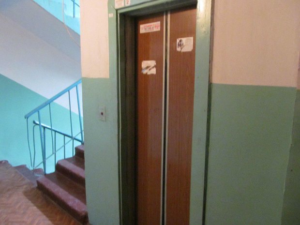 В Киеве лифт зажевал каляску с ребенком, на жуткий крик женщины сбежались люди