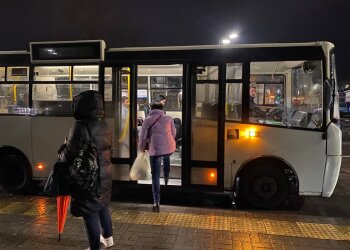 Украинка заходит в автобус / фото: Знай.ua