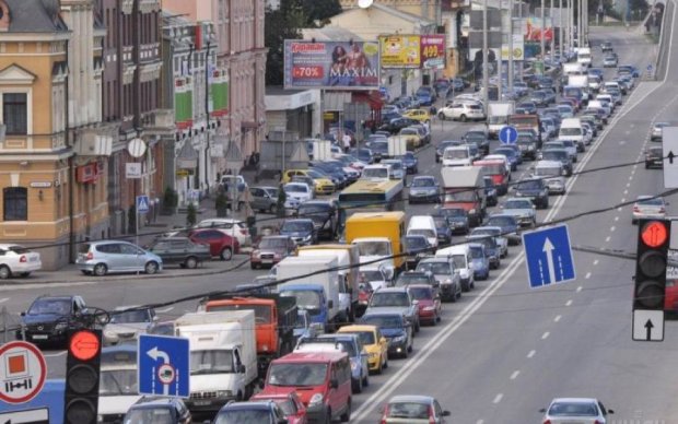 Пішки швидше: гігантські затори паралізували Київ