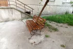 Лавочка у подъезда многоэтажки