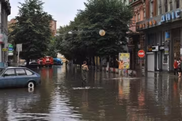 Огромный град засыпал Прикарпатье: впечетляющие кадры
