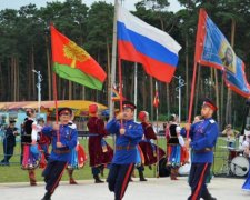 Російський депутат "героїчно" понищив автівки непристойними наклейками