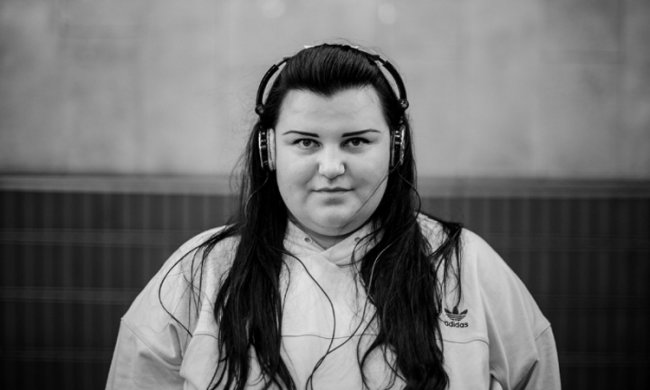 Alyona Alyona сіла в машину часу: не дарма на неї "молився" Оксимирон, фото