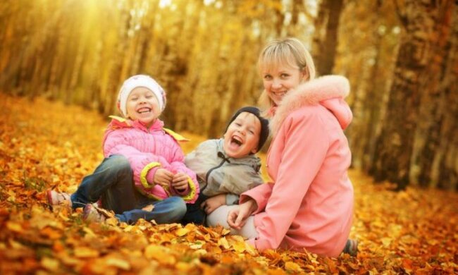 Шоколад или объятия: как правильно поощрять детей