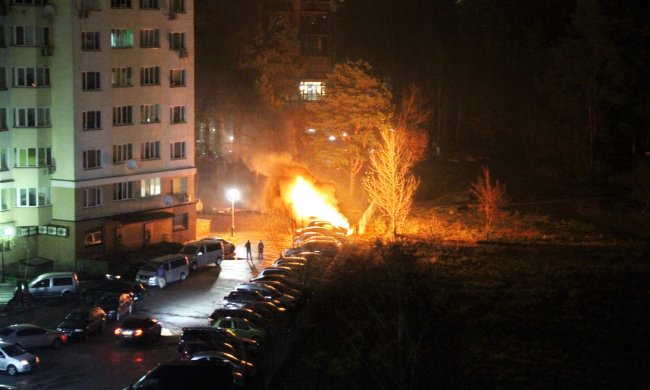 Авто одіозного адвоката підірвали у Києві: епічні фото та люте волання власника