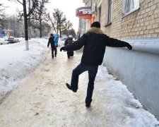 Як не травмуватися під час ожеледиці: найважливіші поради