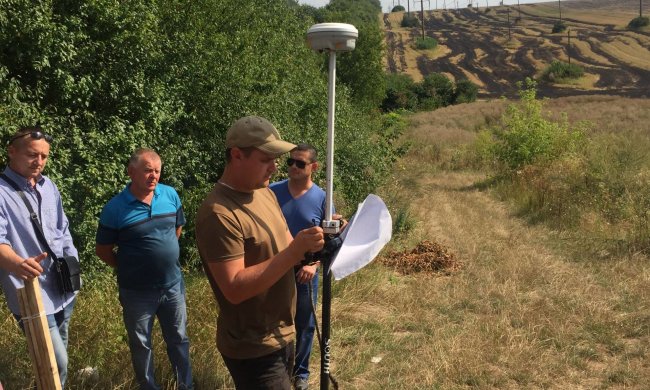 Новый закон позволит раздерибанить землю в селах