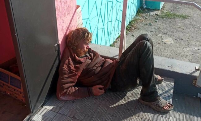 Під Дніпром безхатько перетворив життя городян на пекло, сміття і сморід на весь район: "Діти, тікайте!"